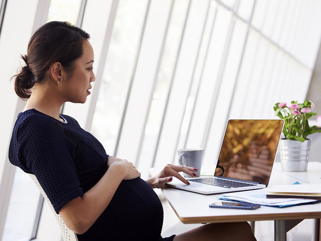 Sếp bảo l&agrave;m 2 năm hẳn c&oacute; bầu nhưng v&ocirc; t&igrave;nh &ldquo;2 vạch&rdquo; trước kỳ hạn, n&agrave;ng c&ocirc;ng sở liền nhận c&aacute;i kết đắng - Ảnh 2.