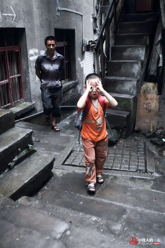 D&ugrave; bản th&acirc;n l&agrave; người &iacute;t học, nhưng c&aacute;ch nu&ocirc;i dạy con theo phương ph&aacute;p trực quan của người bố phu khu&acirc;n v&aacute;c nổi tiếng một thời vẫn đ&aacute;ng để nhiều cha mẹ học hỏi - Ảnh 3.