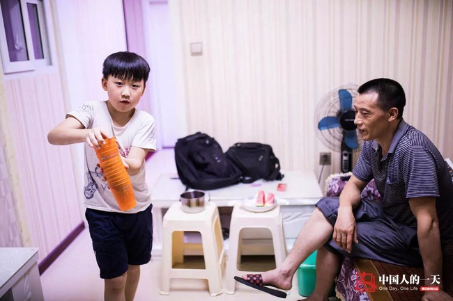D&ugrave; bản th&acirc;n l&agrave; người &iacute;t học, nhưng c&aacute;ch nu&ocirc;i dạy con theo phương ph&aacute;p trực quan của người bố phu khu&acirc;n v&aacute;c nổi tiếng một thời vẫn đ&aacute;ng để nhiều cha mẹ học hỏi - Ảnh 7.