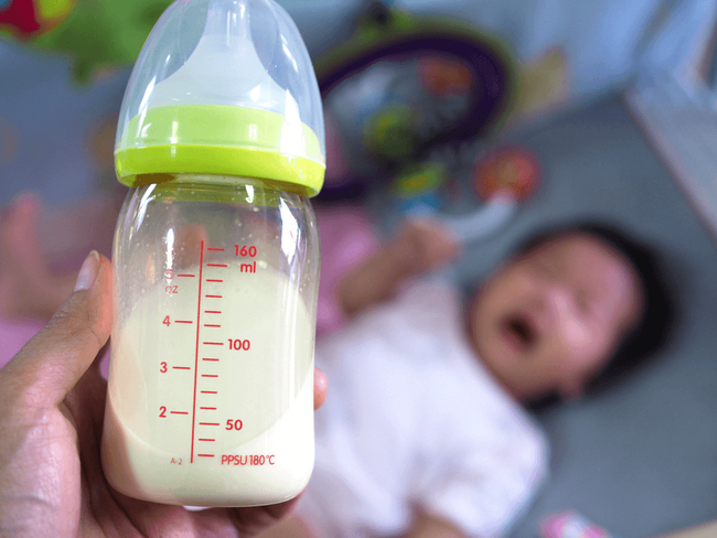 Nhờ ngân hàng sữa mẹ, 2 bé sinh đôi thiếu tháng ở tuần 29 may mắn sống sót kì diệu - Ảnh 3.