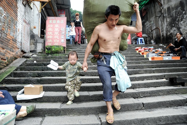D&ugrave; bản th&acirc;n l&agrave; người &iacute;t học, nhưng c&aacute;ch nu&ocirc;i dạy con theo phương ph&aacute;p trực quan của người bố phu khu&acirc;n v&aacute;c nổi tiếng một thời vẫn đ&aacute;ng để nhiều cha mẹ học hỏi - Ảnh 1.