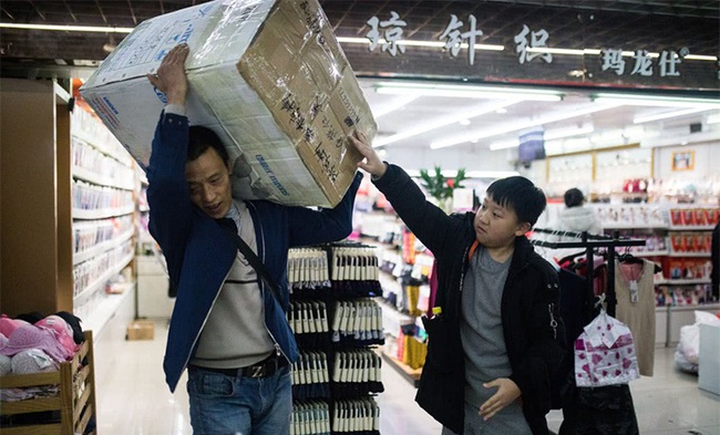 D&ugrave; bản th&acirc;n l&agrave; người &iacute;t học, nhưng c&aacute;ch nu&ocirc;i dạy con theo phương ph&aacute;p trực quan của người bố phu khu&acirc;n v&aacute;c nổi tiếng một thời vẫn đ&aacute;ng để nhiều cha mẹ học hỏi - Ảnh 10.