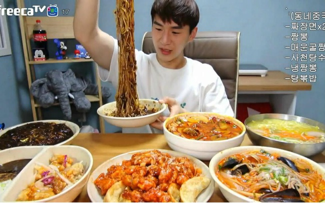 Mukbang: Trào lưu mang lại thu nhập trong mơ lên đến hàng trăm triệu/tháng nhưng đằng sau đó lại là góc khuất về sự cô đơn không ai biết - Ảnh 2.