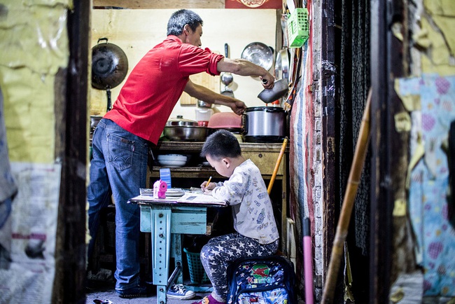 D&ugrave; bản th&acirc;n l&agrave; người &iacute;t học, nhưng c&aacute;ch nu&ocirc;i dạy con theo phương ph&aacute;p trực quan của người bố phu khu&acirc;n v&aacute;c nổi tiếng một thời vẫn đ&aacute;ng để nhiều cha mẹ học hỏi - Ảnh 6.