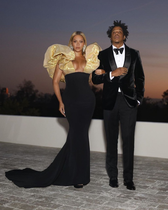 Không đi thảm đỏ, Beyoncé vẫn gây bão mạnh với chiếc đầm tay bồng xòe hết cỡ tại Lễ trao giải Quả Cầu Vàng 2020 - Ảnh 7.