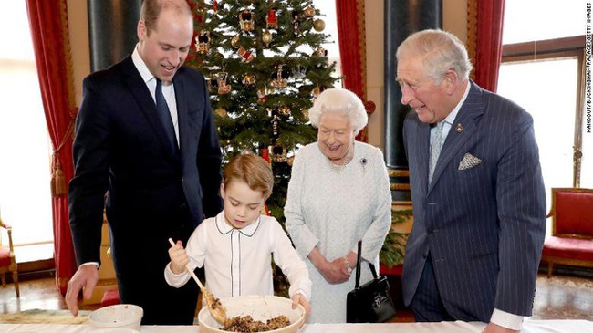Dù sinh ra ở vạch đích, là người thứ 3 thừa kế ngôi vị, nhưng Hoàng tử George vẫn nhiều lần được mẹ cho mặc lại áo sơ mi cũ - phương thức giáo dục con cổ điển mà hiện đại của Kate Middleton - Ảnh 2.