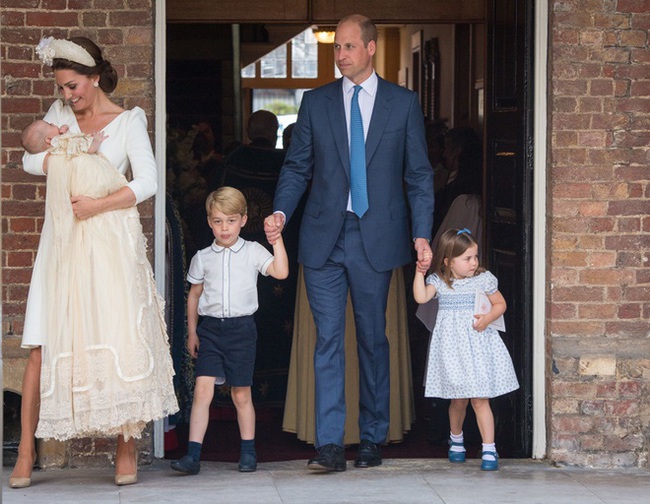 Dù sinh ra ở vạch đích, là người thứ 3 thừa kế ngôi vị, nhưng Hoàng tử George vẫn nhiều lần được mẹ cho mặc lại áo sơ mi cũ - phương thức giáo dục con cổ điển mà hiện đại của Kate Middleton - Ảnh 5.