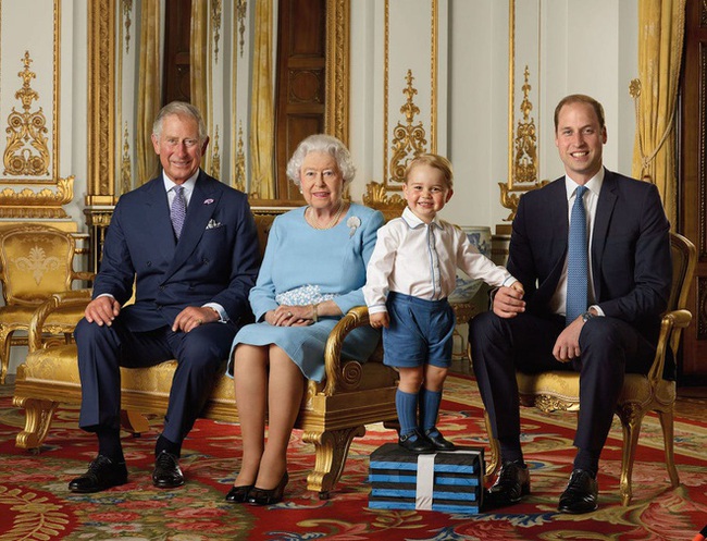 Dù sinh ra ở vạch đích, là người thứ 3 thừa kế ngôi vị, nhưng Hoàng tử George vẫn nhiều lần được mẹ cho mặc lại áo sơ mi cũ - phương thức giáo dục con cổ điển mà hiện đại của Kate Middleton - Ảnh 3.