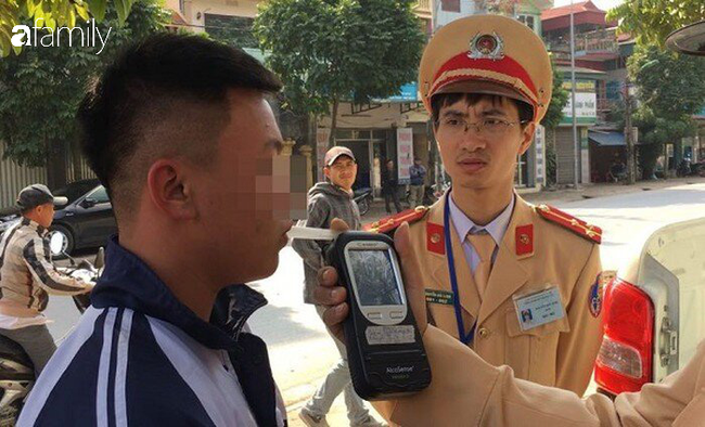 Hà Nội: Nam sinh viên đi dự đám cưới uống chén rượu trên đường về gặp CSGT bị phạt nặng - Ảnh 1.