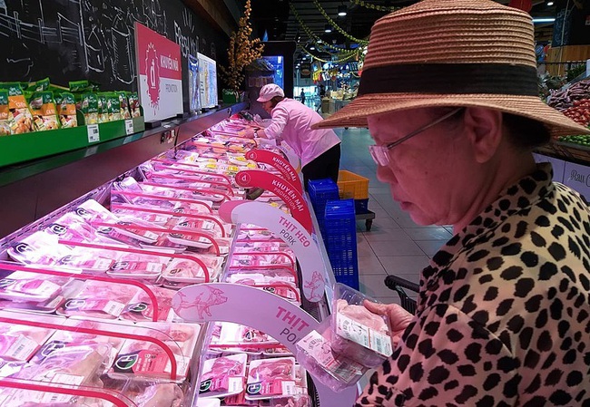 &quot;Nóng&quot; các siêu thị bắt đầu hạ giá thịt lợn - Ảnh 2.