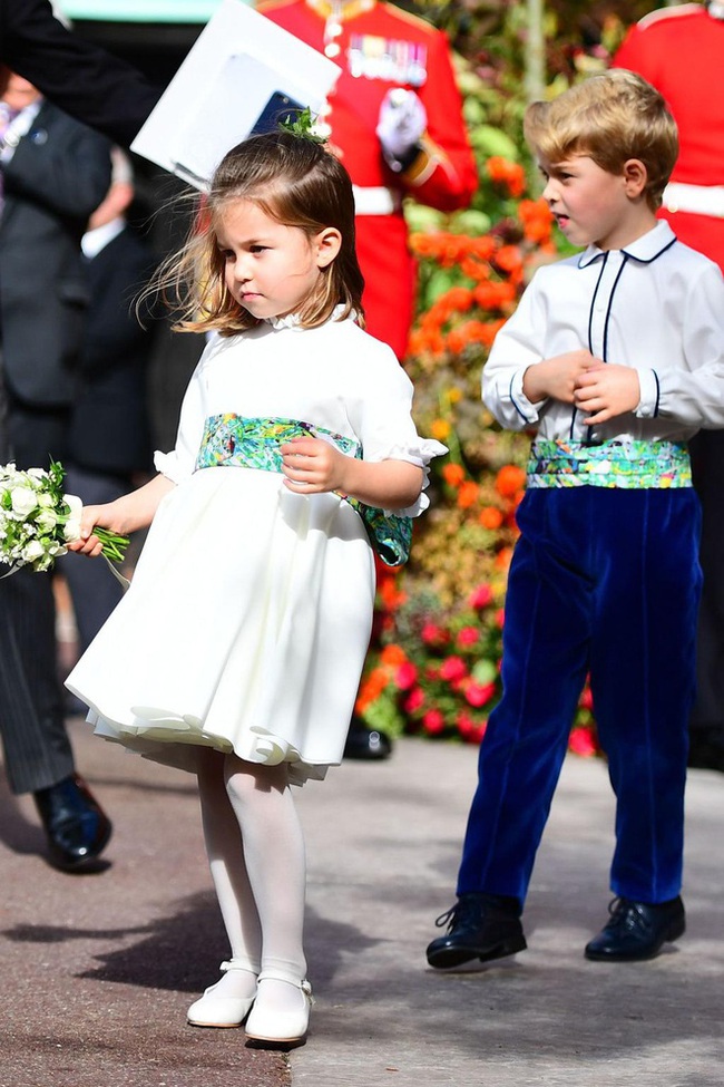 Dù sinh ra ở vạch đích, là người thứ 3 thừa kế ngôi vị, nhưng Hoàng tử George vẫn nhiều lần được mẹ cho mặc lại áo sơ mi cũ - phương thức giáo dục con cổ điển mà hiện đại của Kate Middleton - Ảnh 6.