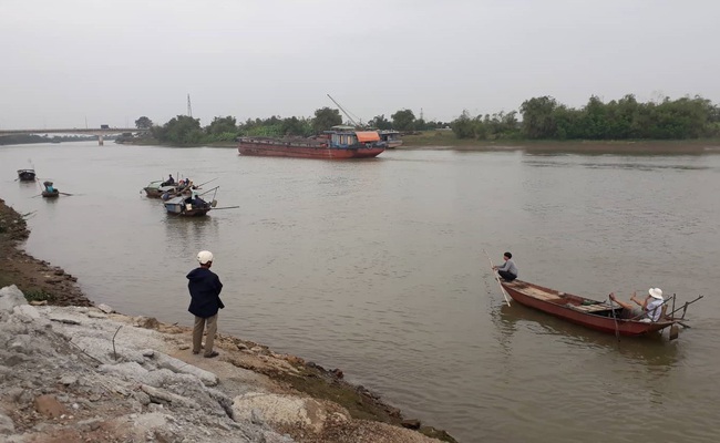 Vụ lật thuyền khiến hai vợ chồng tử vong trong đêm: Gần 3 ngày vẫn chưa tìm thấy thi thể người vợ - Ảnh 2.