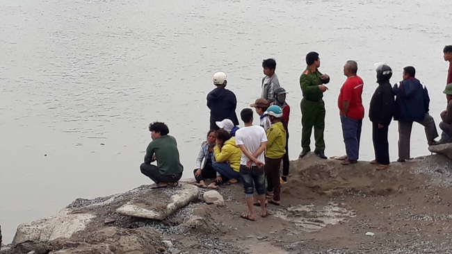 Vụ lật thuyền khiến hai vợ chồng tử vong trong đêm: Gần 3 ngày vẫn chưa tìm thấy thi thể người vợ - Ảnh 1.