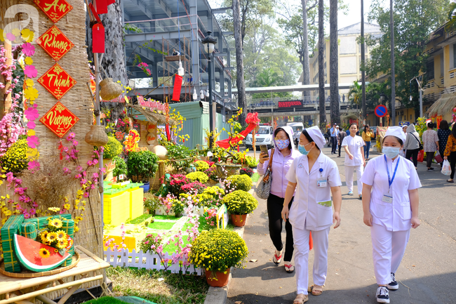 Gác nỗi đau con viêm tuỵ nặng, mẹ già bị tai biến ngắm đường hoa tại BV Chợ Rẫy cho vơi nỗi buồn - Ảnh 7.