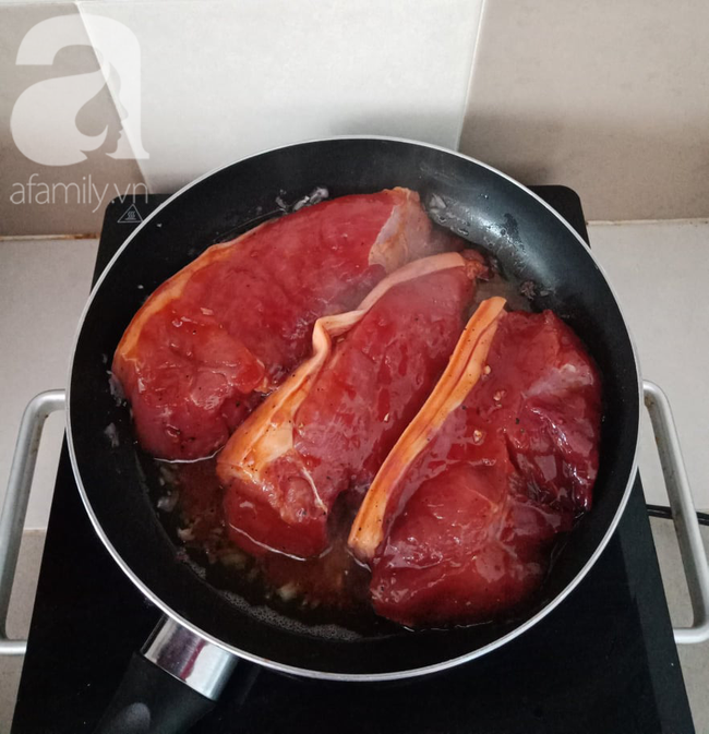 Mách bạn cách làm thịt xá xíu mềm ngon đậm đà không cần lò nướng để chuẩn bị đón Tết - Ảnh 7.