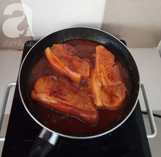 Mách bạn cách làm thịt xá xíu mềm ngon đậm đà không cần lò nướng để chuẩn bị đón Tết - Ảnh 8.