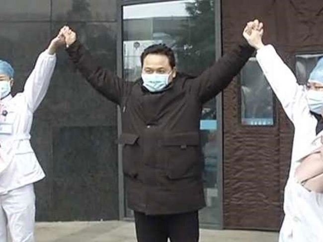 Bệnh nh&acirc;n vi&ecirc;m phổi Vũ H&aacute;n: &ldquo;T&ocirc;i ổn. Kh&ocirc;ng sao cả!&rdquo;, b&igrave;nh phục sau khi uống 25 l&iacute;t nước? - Ảnh 1.