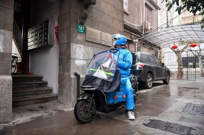 Nỗi lòng shipper trong tâm dịch viêm phổi Vũ Hán: Vì kiếm tiền Tết đã cố làm việc trong sự xa lánh, khi bệnh bùng phát chẳng dự trữ được gì - Ảnh 1. Nỗi lòng shipper trong tâm dịch viêm phổi Vũ Hán: Vì kiếm tiền Tết đã cố làm việc trong sự xa lánh, khi bệnh bùng phát chẳng dự trữ được gì - Ảnh 1.