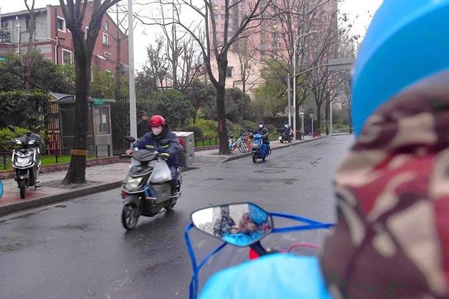 Nỗi lòng shipper trong tâm dịch viêm phổi Vũ Hán: Vì kiếm tiền Tết đã cố làm việc trong sự xa lánh, khi bệnh bùng phát chẳng dự trữ được gì - Ảnh 3. Nỗi lòng shipper trong tâm dịch viêm phổi Vũ Hán: Vì kiếm tiền Tết đã cố làm việc trong sự xa lánh, khi bệnh bùng phát chẳng dự trữ được gì - Ảnh 3.