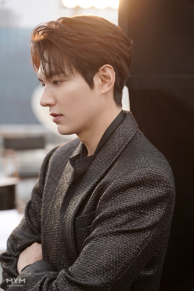 Vẫn biết Lee Min Ho là nam thần bậc nhất xứ Hàn nhưng góc nghiêng và sống mũi cực phẩm này lại khiến fan nữ &quot;đứng tim&quot; - Ảnh 2.