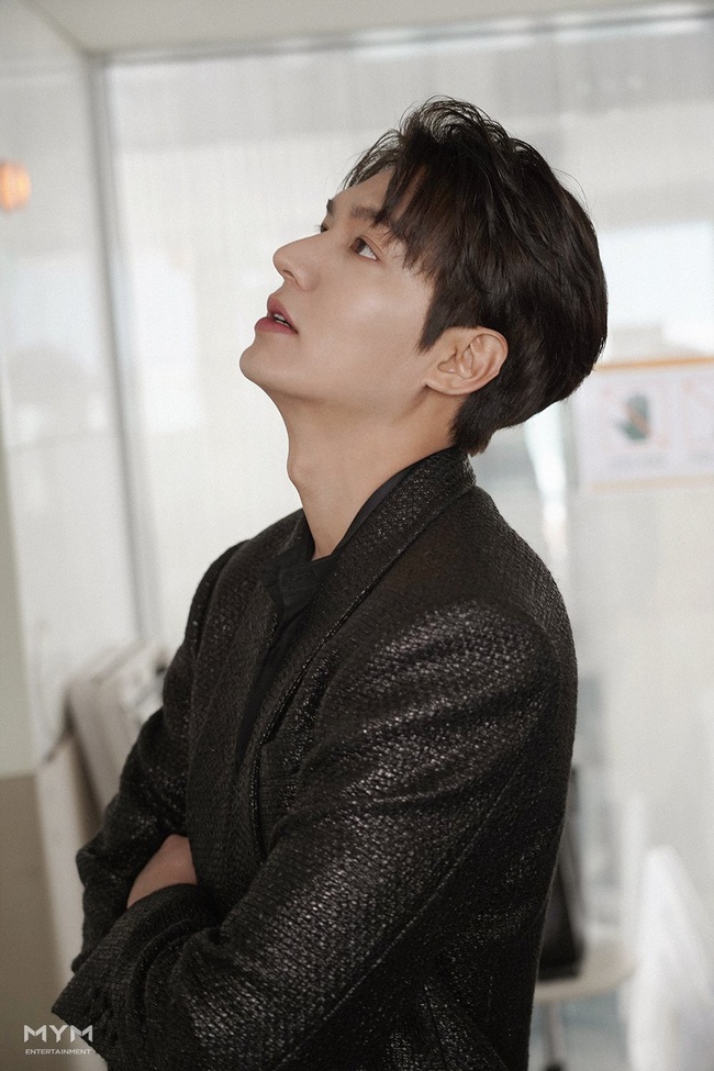 Vẫn biết Lee Min Ho là nam thần bậc nhất xứ Hàn nhưng góc nghiêng và sống mũi cực phẩm này lại khiến fan nữ &quot;đứng tim&quot; - Ảnh 4.