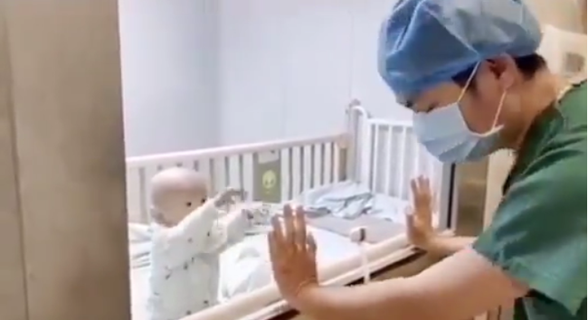 Lặng người trước khoảnh khắc đòi bố bế của bé trai 2 tuổi bị cách ly vì nhiễm virus corona - Ảnh 2. Lặng người trước khoảnh khắc đòi bố bế của bé trai 2 tuổi bị cách ly vì nhiễm virus corona - Ảnh 2.