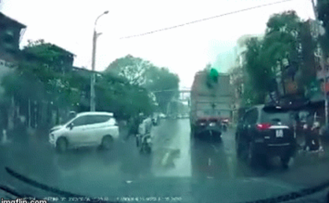 CLIP: Gặp khó khăn khi quay đầu xe, tài xế ô tô tức tốc xuống đường và có hành động bất ngờ khiến tất cả người chứng kiến ngao ngán - Ảnh 2. CLIP: Gặp khó khăn khi quay đầu xe, tài xế ô tô tức tốc xuống đường và có hành động bất ngờ khiến tất cả người chứng kiến ngao ngán - Ảnh 2.