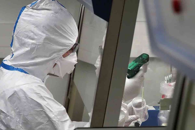 Cập nhật: Virus nCoV lây trong cả môi trường lạnh khô và nóng ẩm, các nhà khoa học chạy đua phát triển vắc-xin, số người chết vượt quá 900 - Ảnh 3.