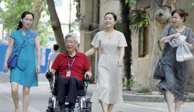 Bác sĩ Đổng Tông Kỳ: Thiên thần áo trắng bất chấp tuổi tác, kiên quyết ngồi xe lăn 