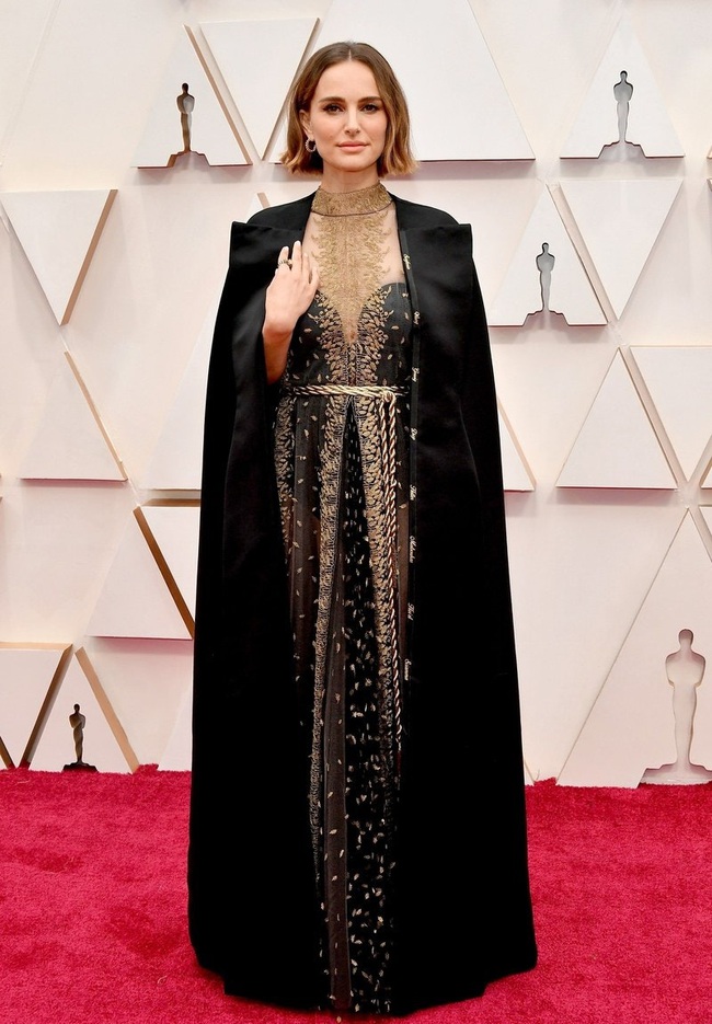 Xuất hiện nổi bật trên thảm đỏ Oscar 2020, &quot;thiên nga đen&quot; Natalie Portman gây bất ngờ khi diện áo khoác thêu tên những đạo diễn nữ bị Viện Hàn Lâm ngó lơ năm nay - Ảnh 2.