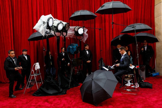 Thảm đỏ Oscar 2020 gặp biến vì trời mưa to: Nghệ sĩ tháo chạy, nhân viên diện đồ sang chảnh cầm cây lau nhà - Ảnh 5.