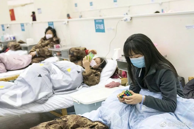 Cuộc sống cách ly bên trong bệnh viện cabin di động ở Vũ Hán: Thư giãn với nhảy aerobic do y tá hướng dẫn, bình thản đọc sách trên giường bệnh - Ảnh 7.