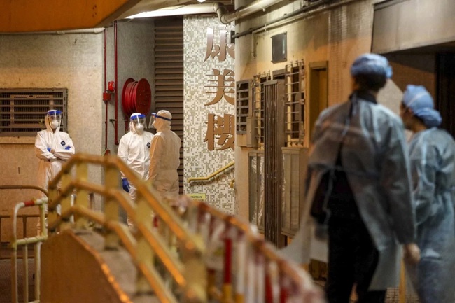 2 người nhiễm virus corona tại khu dân cư cao cấp ở Hong Kong: Chuyên gia tiết lộ thêm con đường lây nhiễm tinh vi  có thể khiến người sống ở khu dân cư phát hoảng - Ảnh 1.