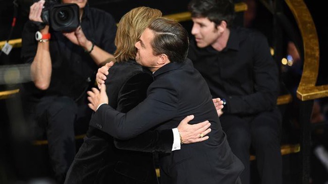 Bức ảnh hot nhất nhì Oscar 2020: Ánh mắt thâm tình như chứa cả bầu trời yêu thương của Leonardo DiCaprio dành cho Brad Pitt  - Ảnh 2.