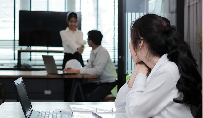 Khoe quà Valentine tặng chồng là que thử thai 2 vạch, nàng công sở tái mặt nhận ra có đôi mắt sắc lẹm đang nhìn mình - Ảnh 1. Khoe quà Valentine tặng chồng là que thử thai 2 vạch, nàng công sở tái mặt nhận ra có đôi mắt sắc lẹm đang nhìn mình - Ảnh 1.