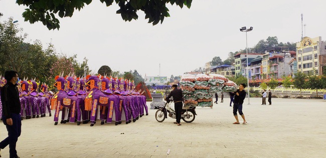 Đền Ông Bảy Bảo Hà vắng vẻ lạ lùng những ngày đầu năm trong bối cảnh người dân lo lắng về sức khỏe - Ảnh 9.