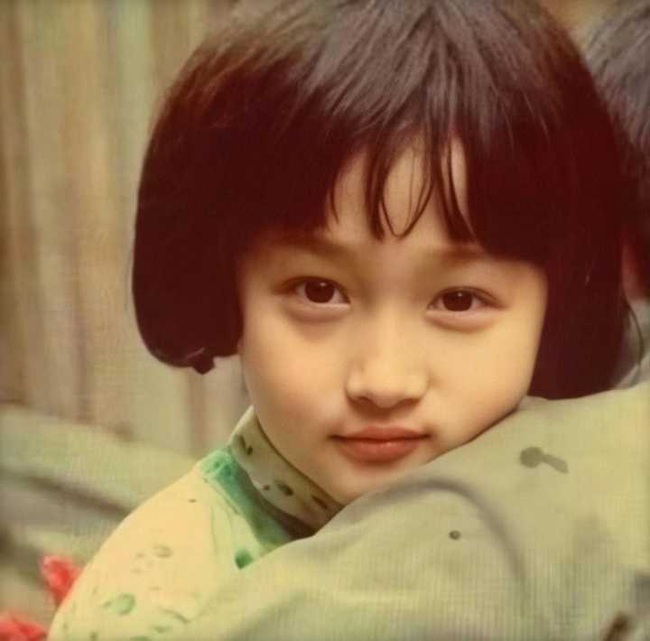 Hình thời bé của các sao Hoa ngữ: Dương Mịch để tóc tomboy, Quan Hiểu Đồng không khác gì bây giờ - Ảnh 5. Hình thời bé của các sao Hoa ngữ: Dương Mịch để tóc tomboy, Quan Hiểu Đồng không khác gì bây giờ - Ảnh 5.