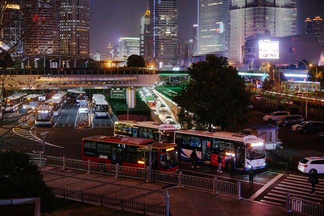 Chùm ảnh Thượng Hải ngày đầu quay trở lại làm việc trong khi corona bùng phát: Mọi người đều đeo khẩu trang, không ai dám nói chuyện với nhau! - Ảnh 13.