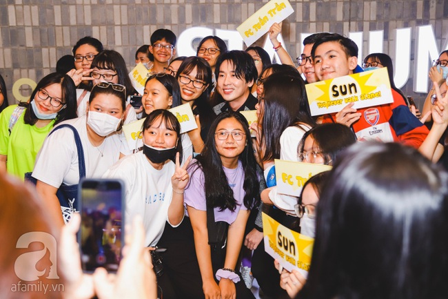 Hương Giang ăn mặc đơn giản xuất hiện tình cảm bên "mỹ nam" Tuấn Trần - Ảnh 4. Hương Giang ăn mặc đơn giản xuất hiện tình cảm bên "mỹ nam" Tuấn Trần - Ảnh 4.