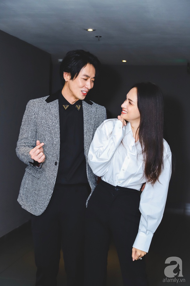 Hương Giang ăn mặc đơn giản xuất hiện tình cảm bên "mỹ nam" Tuấn Trần - Ảnh 3. Hương Giang ăn mặc đơn giản xuất hiện tình cảm bên "mỹ nam" Tuấn Trần - Ảnh 3.