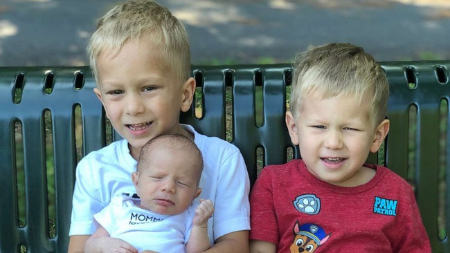 Bức ảnh chụp ba anh em trai cùng có một điểm đặc biệt, không ngờ rằng đó là biểu hiện của một căn bệnh ung thư hiếm gặp - Ảnh 3.