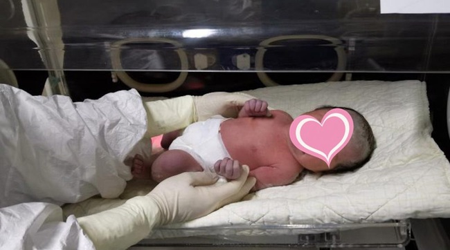 Hình ảnh đầu tiên hiếm hoi của em bé sinh ra bởi mẹ là bệnh nhân nhiễm viurs corona hiện tại được xét nghiệm âm tính  - Ảnh 1.