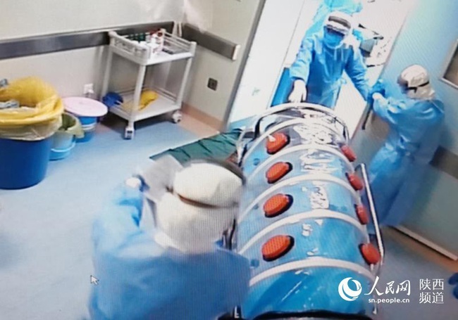 Hình ảnh đầu tiên hiếm hoi của em bé sinh ra bởi mẹ là bệnh nhân nhiễm viurs corona hiện tại được xét nghiệm âm tính - Ảnh 2. Hình ảnh đầu tiên hiếm hoi của em bé sinh ra bởi mẹ là bệnh nhân nhiễm viurs corona hiện tại được xét nghiệm âm tính - Ảnh 2.