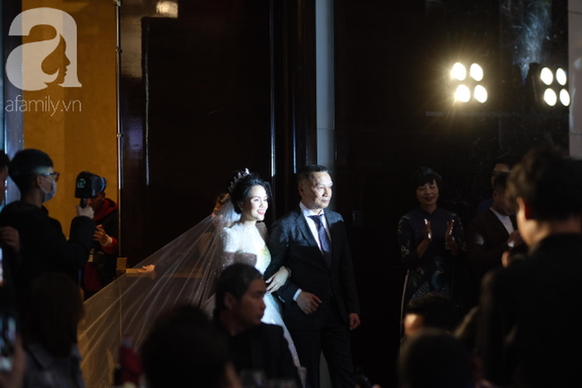 Sang trọng và quyền lực là vậy nhưng bố Quỳnh Anh cũng để lộ hình ảnh &quot;quẩy&quot; cực hết mình trong buổi tiệc sau đám cưới khiến con gái phải đăng hình &quot;bêu riếu&quot; - Ảnh 4.