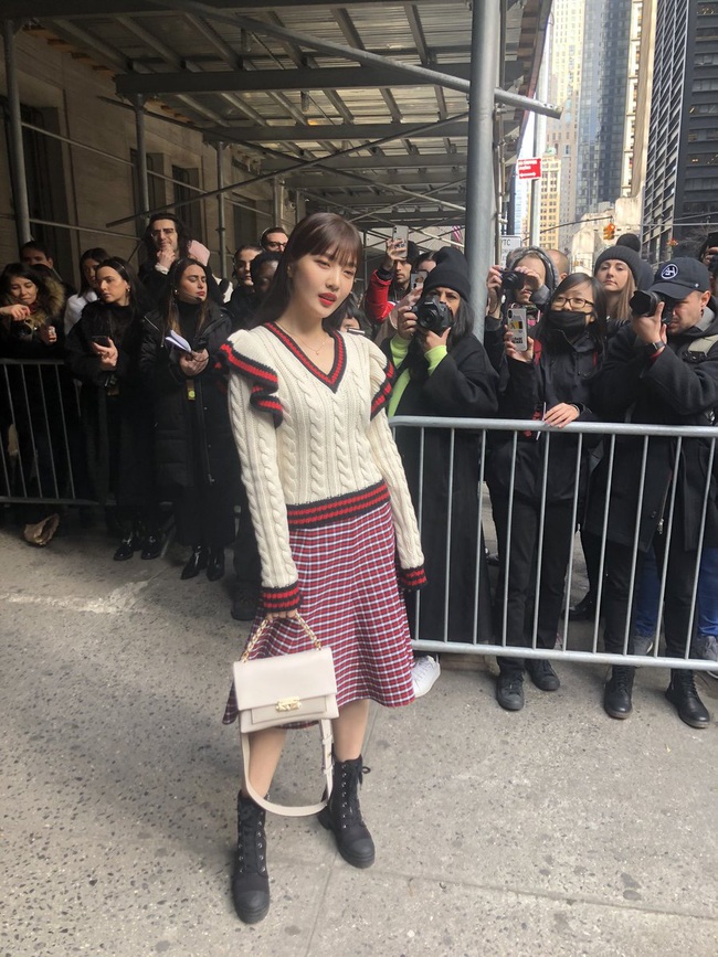 Joy (Red Velvet) lên đồ xinh tươi như một viên kẹo ngọt, đẹp thách thức mọi góc chụp &quot;dìm hàng&quot; tại NYFW - Ảnh 6.