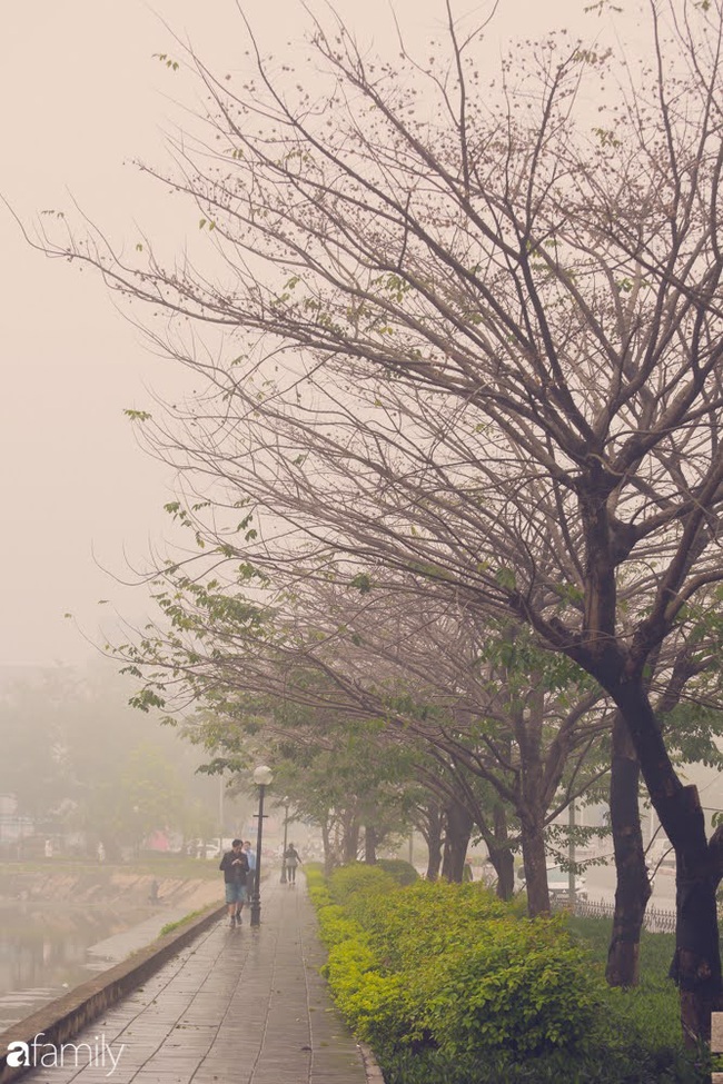 Hà Nội những ngày này nhìn đâu cũng thấy sương mù, nhìn qua mọi thứ cứ mờ mờ ảo ảo - Ảnh 1.