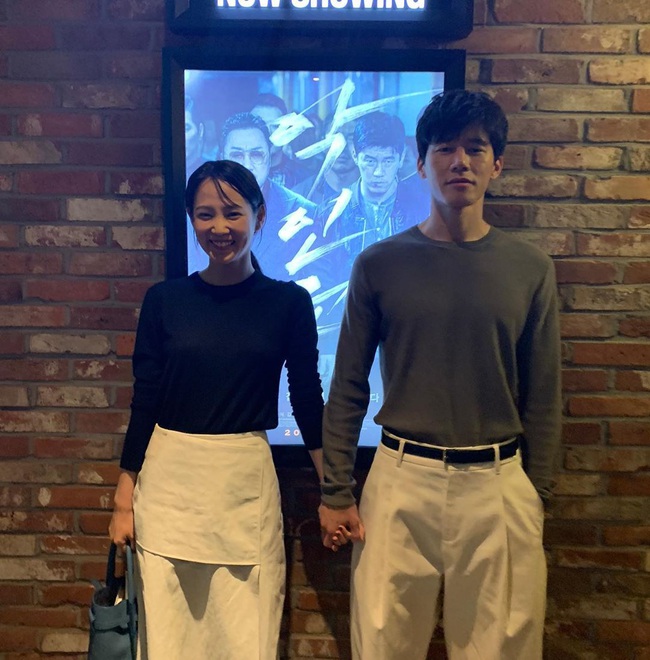 Couple chất nhất Kbiz hẳn là vợ chồng mỹ nhân "Mặt Trăng Ôm Mặt Trời": Thường lên đồ sành điệu cả đôi, khiến ai ngắm cũng muốn yêu và được yêu - Ảnh 8. Couple chất nhất Kbiz hẳn là vợ chồng mỹ nhân "Mặt Trăng Ôm Mặt Trời": Thường lên đồ sành điệu cả đôi, khiến ai ngắm cũng muốn yêu và được yêu - Ảnh 8.