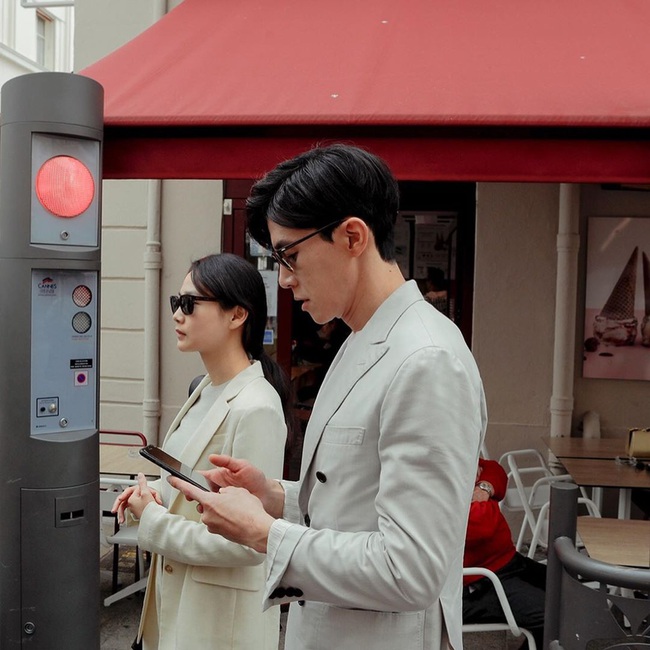 Couple chất nhất Kbiz hẳn là vợ chồng mỹ nhân "Mặt Trăng Ôm Mặt Trời": Thường lên đồ sành điệu cả đôi, khiến ai ngắm cũng muốn yêu và được yêu - Ảnh 2. Couple chất nhất Kbiz hẳn là vợ chồng mỹ nhân "Mặt Trăng Ôm Mặt Trời": Thường lên đồ sành điệu cả đôi, khiến ai ngắm cũng muốn yêu và được yêu - Ảnh 2.