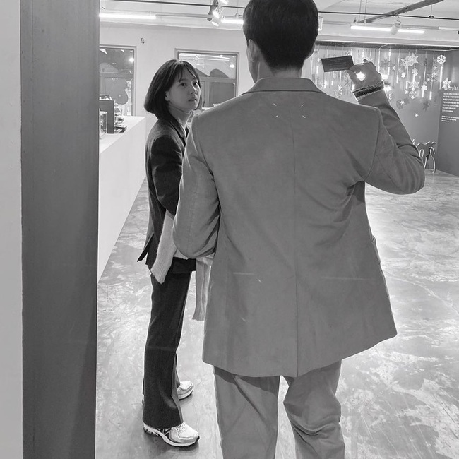 Couple chất nhất Kbiz hẳn là vợ chồng mỹ nhân "Mặt Trăng Ôm Mặt Trời": Thường lên đồ sành điệu cả đôi, khiến ai ngắm cũng muốn yêu và được yêu - Ảnh 10. Couple chất nhất Kbiz hẳn là vợ chồng mỹ nhân "Mặt Trăng Ôm Mặt Trời": Thường lên đồ sành điệu cả đôi, khiến ai ngắm cũng muốn yêu và được yêu - Ảnh 10.
