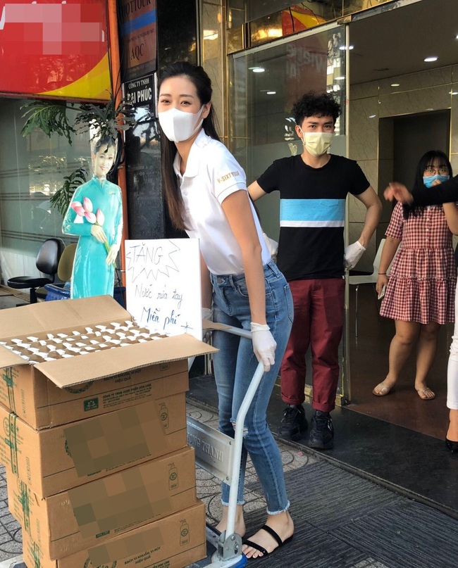 Phòng tránh dịch bệnh, Hoa hậu Khánh Vân cùng mẹ xuống phố tặng nước rửa tay cho người dân - Ảnh 2.